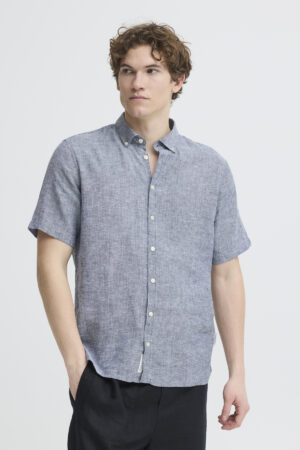 mens light blue linen shirt short sleeve relaxed fit summer outfit breathable fabric